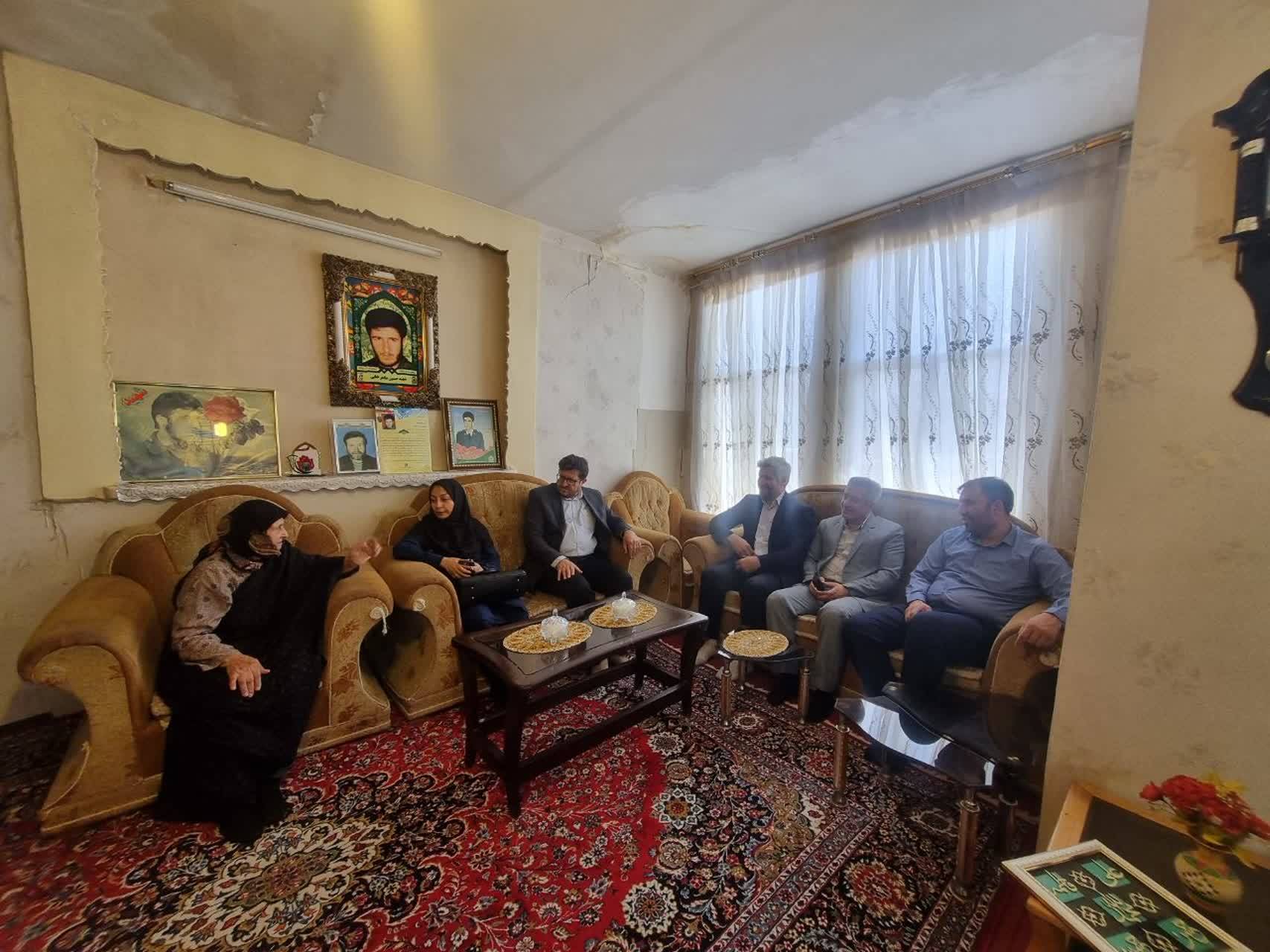 تقدیر از خانواده شهید مدافع جان استان قزوین