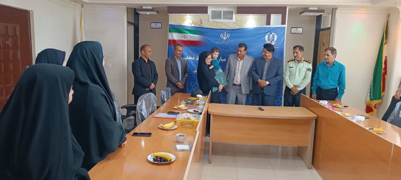 تجلیل از خانواده شهید مدافع جان در کهگیلویه و بویراحمد