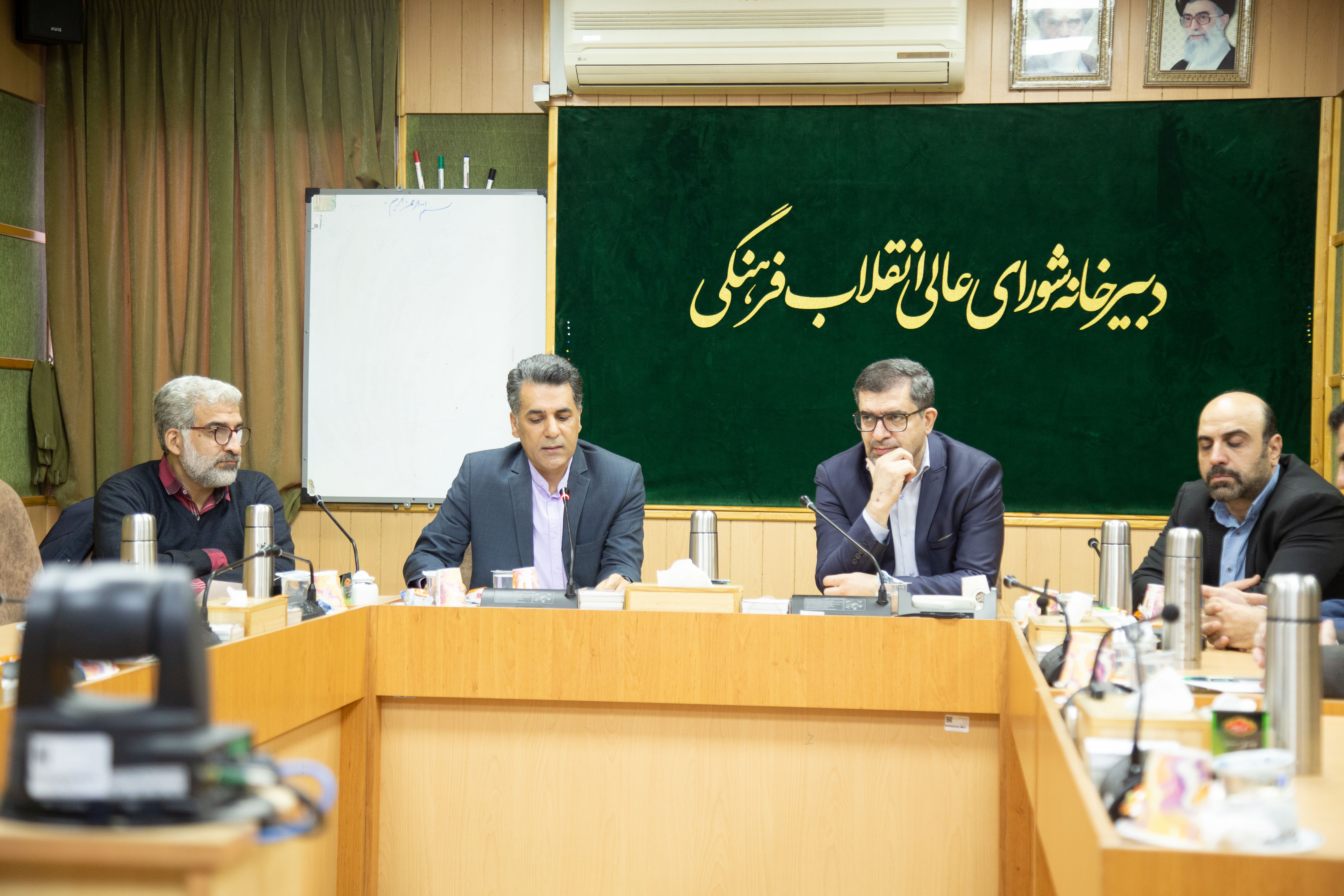 نشست تخصصی "بررسی وضعیت مصرف مشروبات الکلی در کشور" در دبیرخانه شورای عالی انقلاب فرهنگی برگزار شد