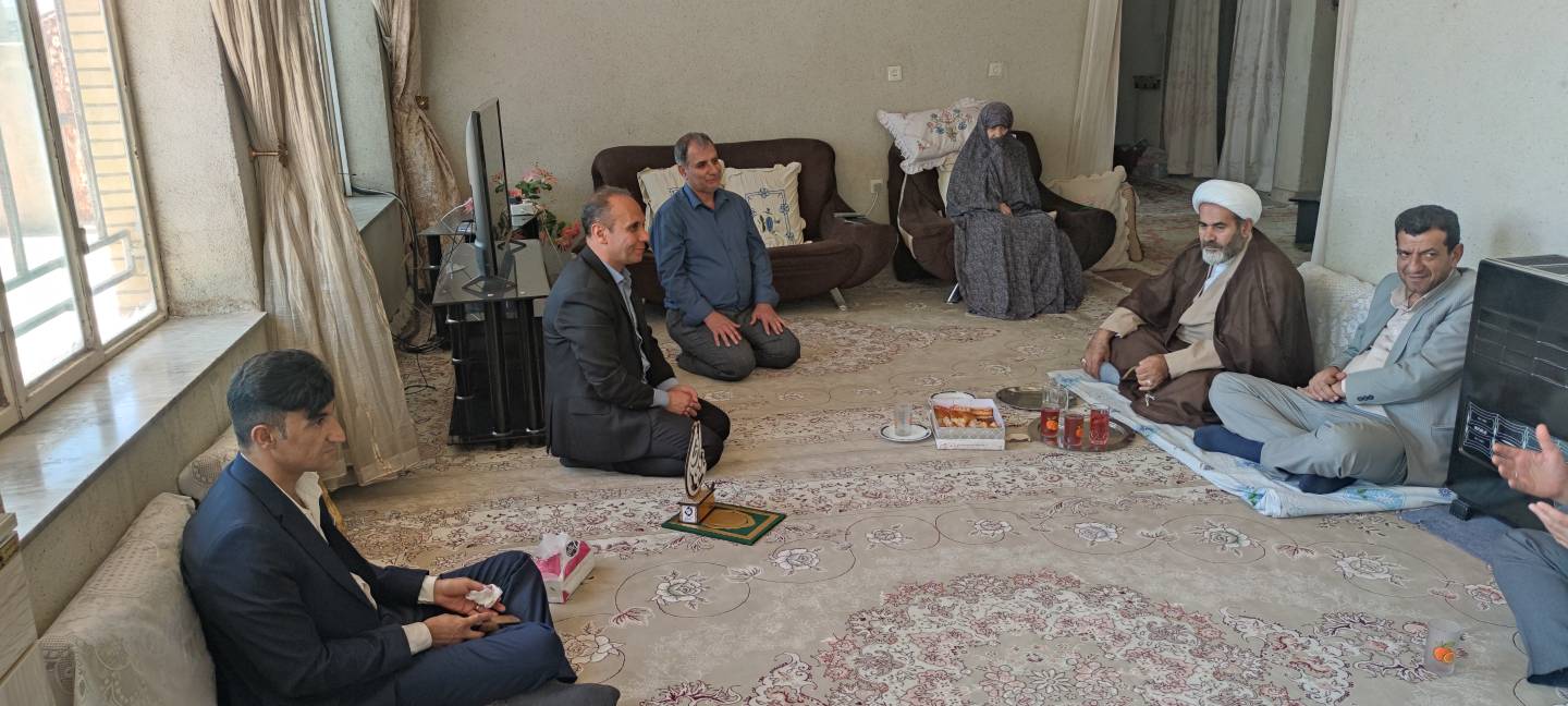 تجلیل از خانواده اولین شهید مدافع جان استان کهگیلویه و بویراحمد