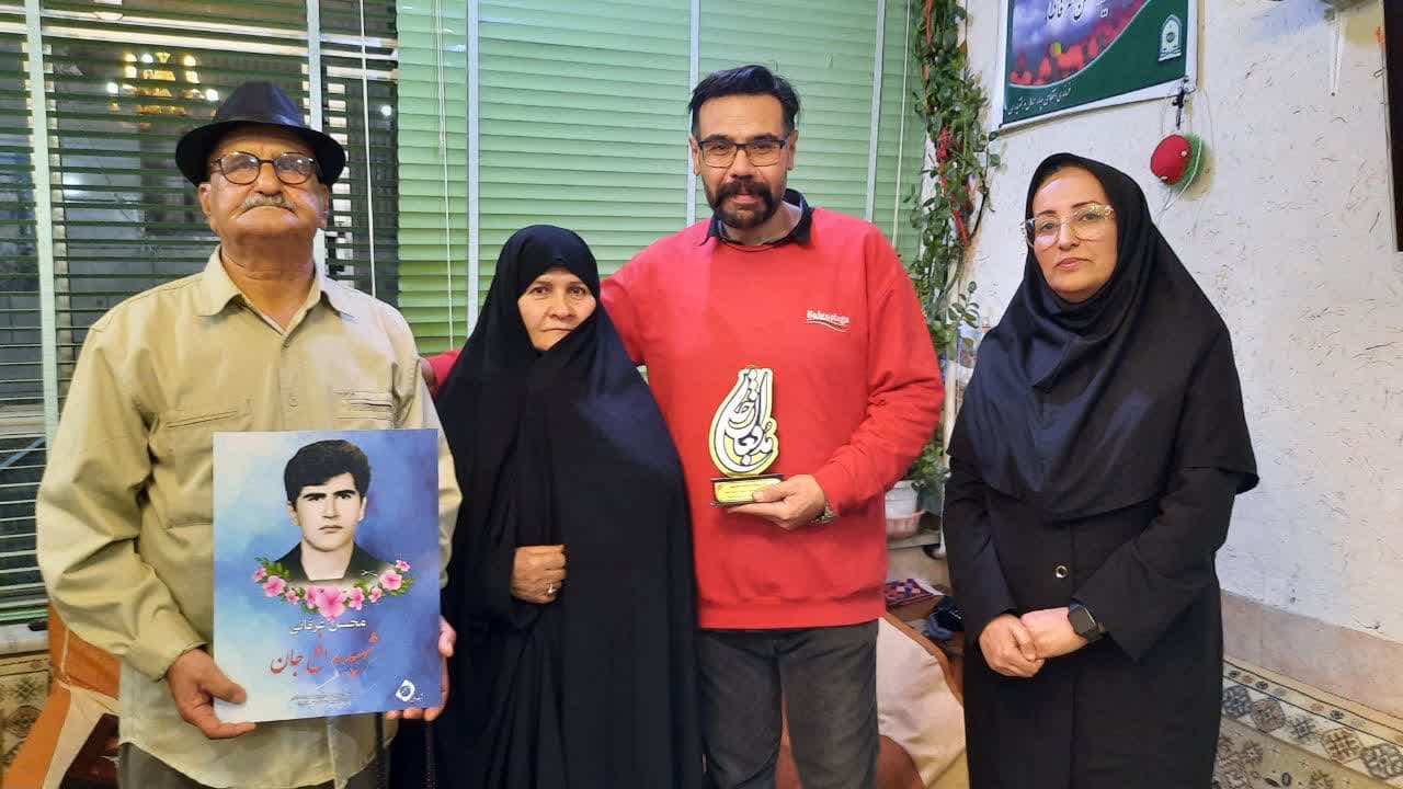 حضور اعضای موسسه شمیم چهارمحال و بختیاری در منزل یکی از شهدای «مدافعان جان»